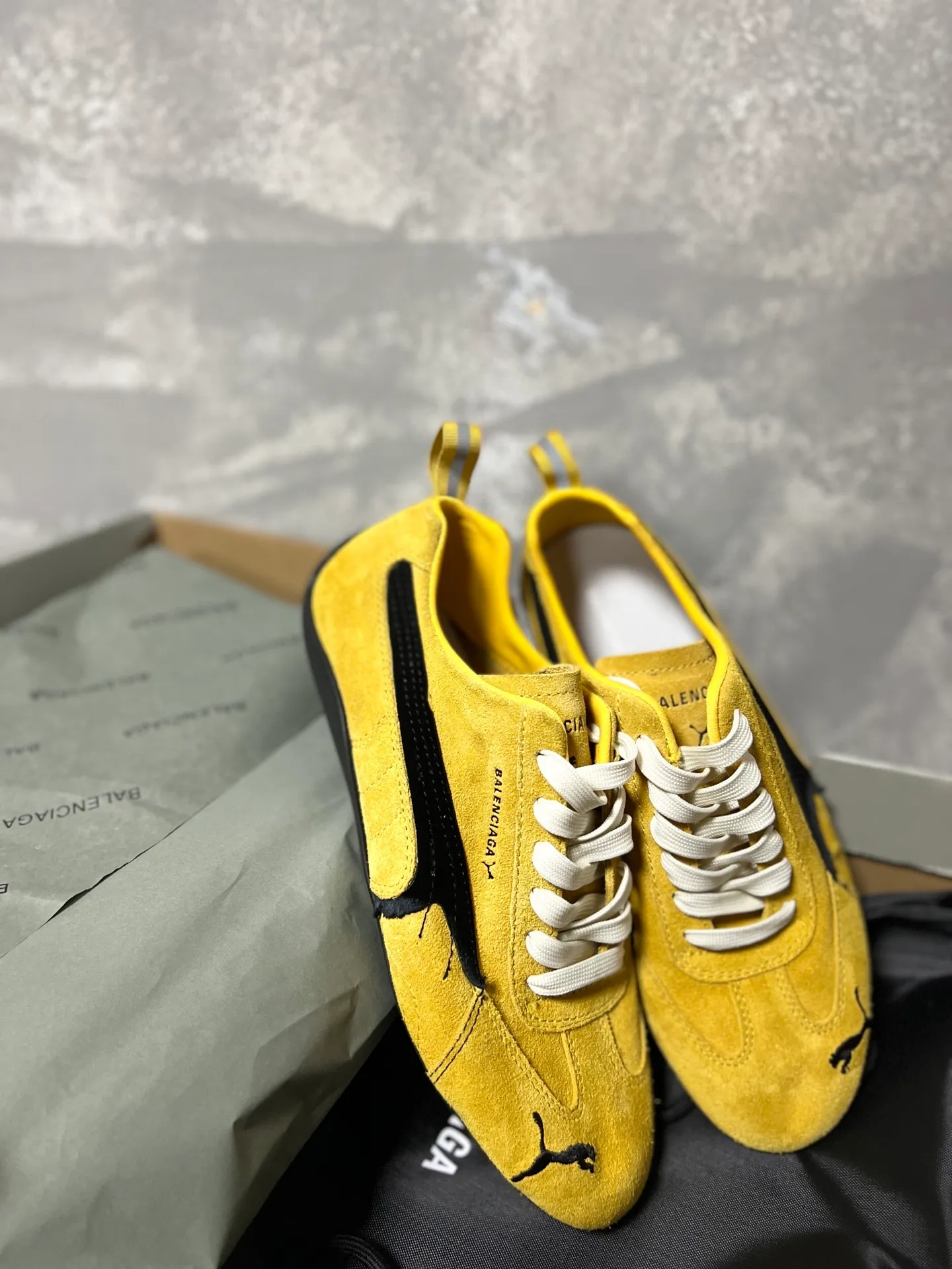 👟👟Ex-factory price 480👟👟 PUMA co-branded Balenciaga: Who knows! This pair of distressed and war-damaged Speedcats are so good-looking. The thin-soled sneakers have been upgraded to 2.0, which destroys the aesthetics of the street. More than half of the classic PUMA stripes on the side of the shoes have been "violently torn". The distressed treatment has a sense of ruined art, and it becomes the focus of the street in seconds! Hot stamping double logo + gold foil size mark on the heel, the details give a high-end feel Code number: 35-44 (45 customized)